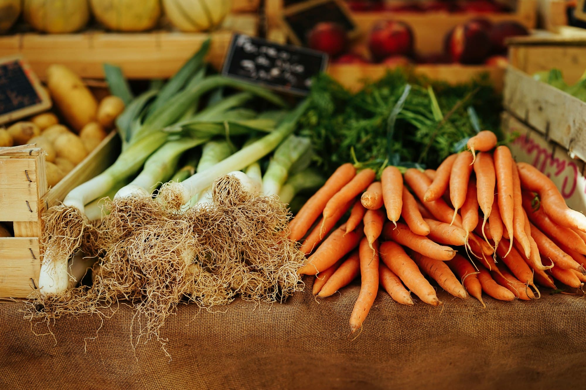 Frisches Obst und Gemüse in Kisten am Großmarkt